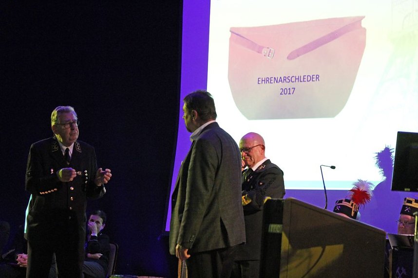 Ehrenarschleder zwei Mal verliehen.