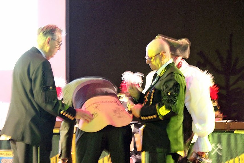 Ehrenarschleder zwei Mal verliehen.