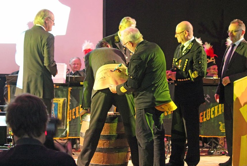 Ehrenarschleder zwei Mal verliehen.