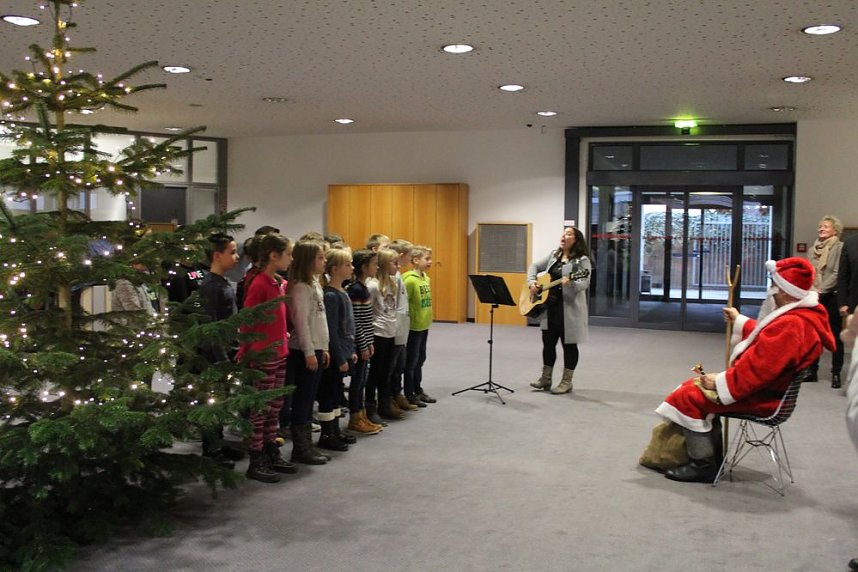 Weihnachtsmann besuchte Sparkasse