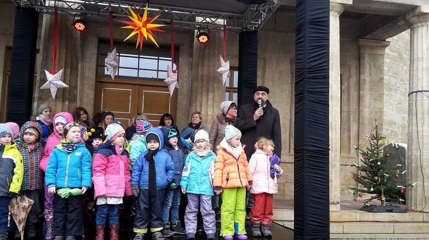 Feuchter Start des Weihnachtsmarkts