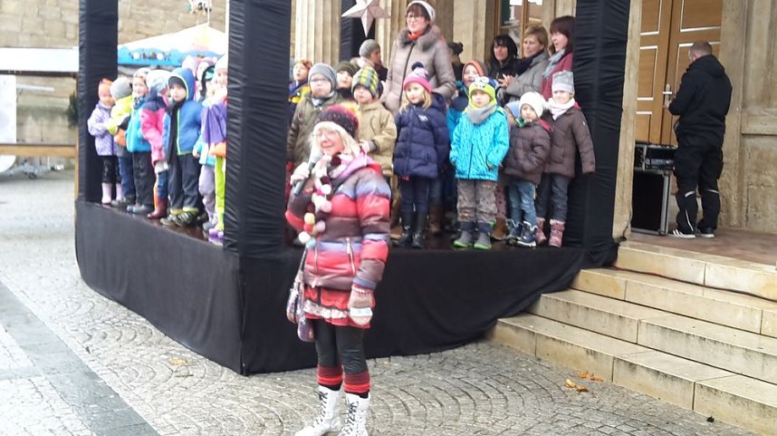 Feuchter Start des Weihnachtsmarkts