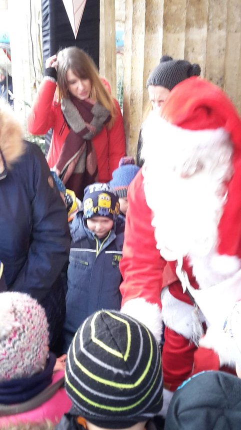 Feuchter Start des Weihnachtsmarkts