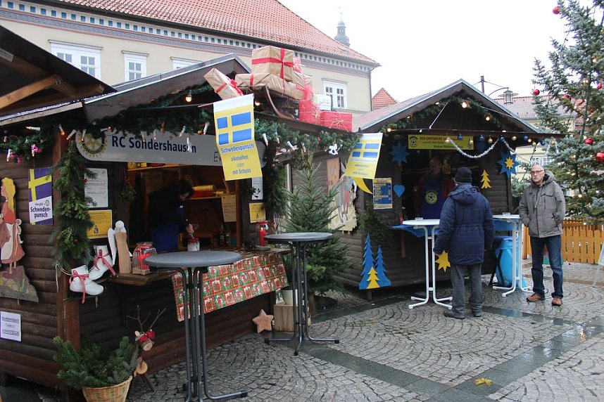 Feuchter Start des Weihnachtsmarkts