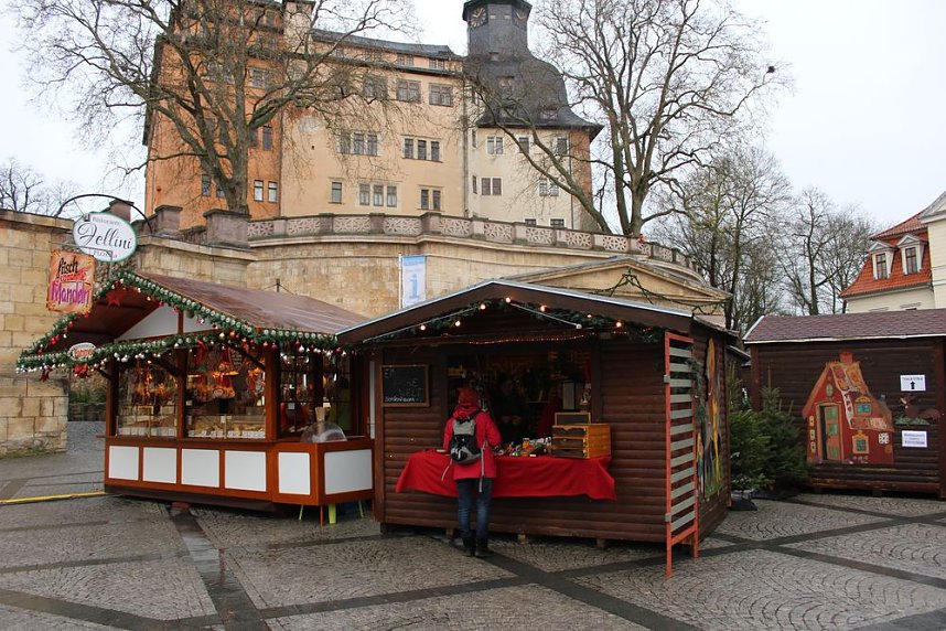 Feuchter Start des Weihnachtsmarkts