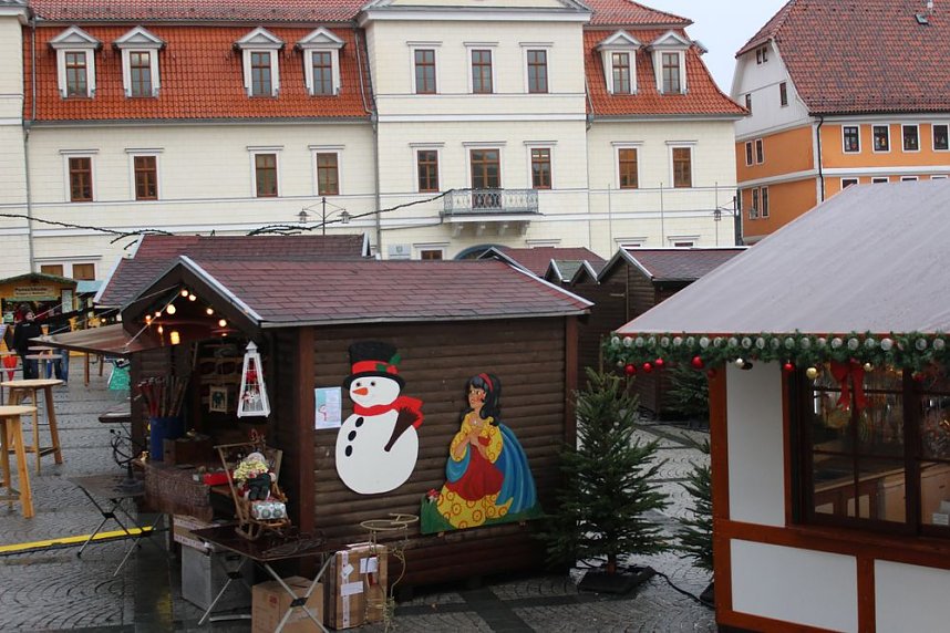 Feuchter Start des Weihnachtsmarkts
