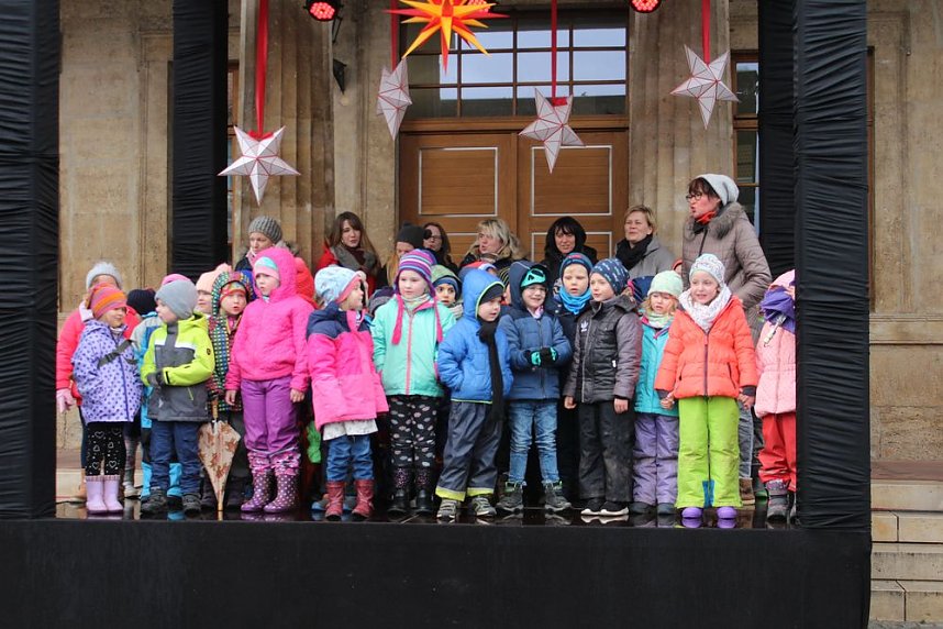 Feuchter Start des Weihnachtsmarkts