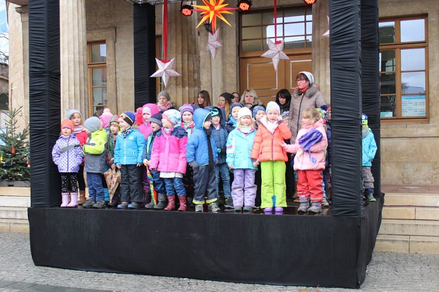 Feuchter Start des Weihnachtsmarkts