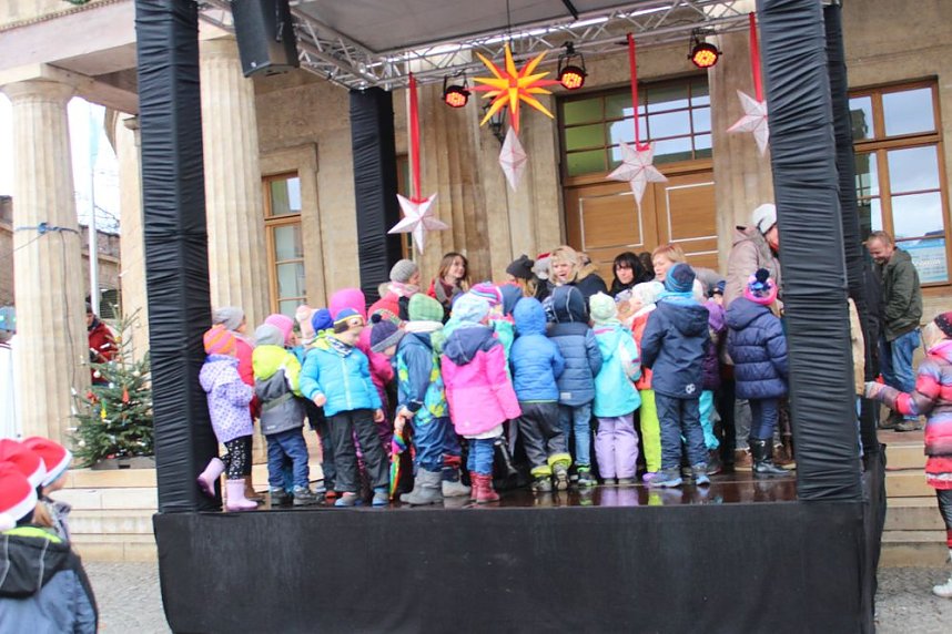 Feuchter Start des Weihnachtsmarkts