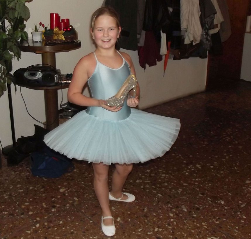 WB 4 Weihnachtsfeier mit besonderem Ballett-Tanz