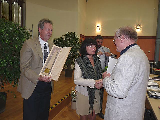 Ehrengabe an Dr. Surup