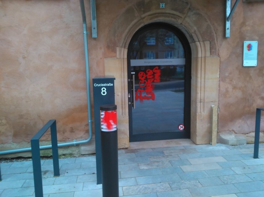 Schmierereien an der Cruzis-Kirche