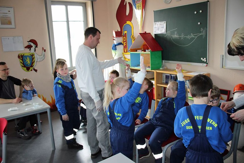 Junge Feuerwehrleute bei DRK-Ausbildung