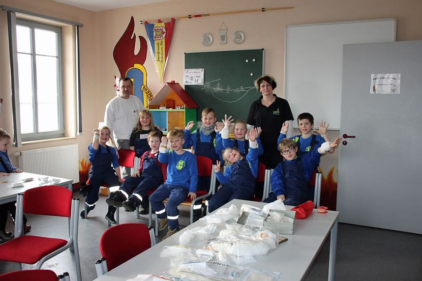 Junge Feuerwehrleute bei DRK-Ausbildung