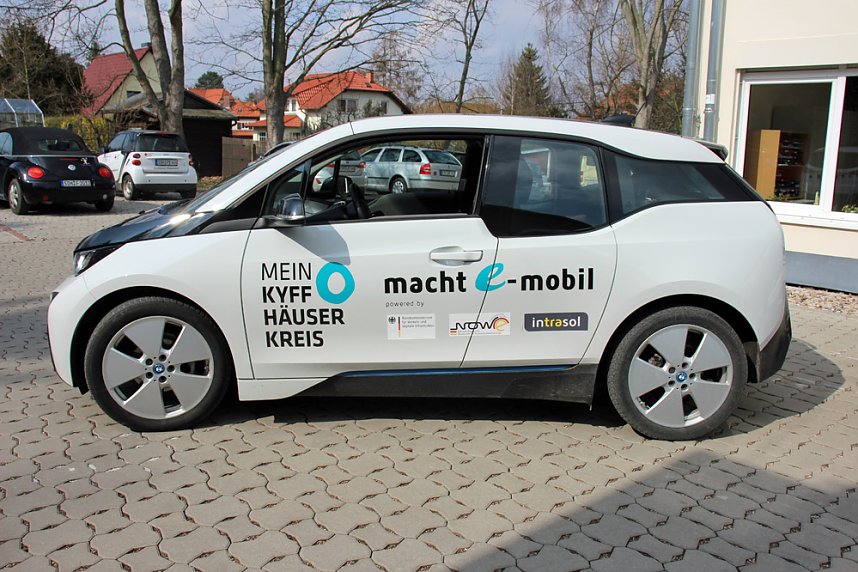 DRK mit E-Auto zum Testen