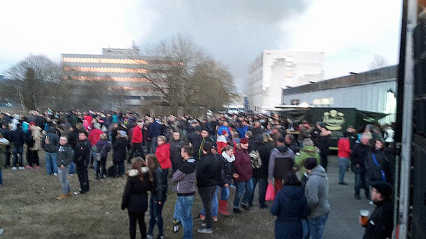 Stimmung beim Osterfeuer mit Hindernissen