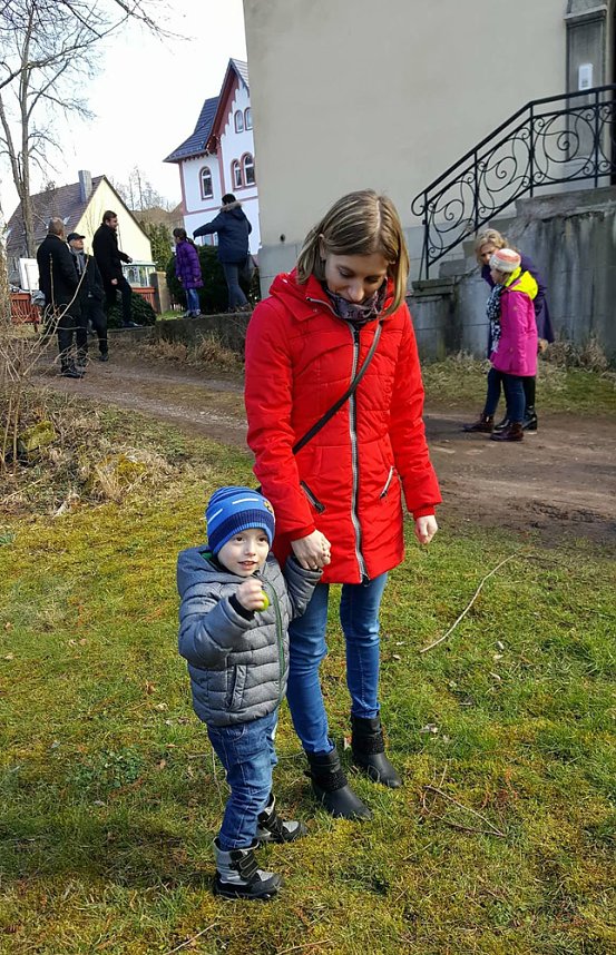 Ostereiersuche im Pfarrgarten.