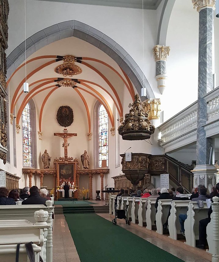 Ostereiersuche im Pfarrgarten.