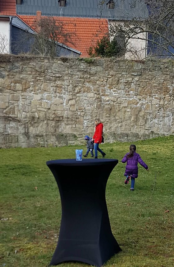 Ostereiersuche im Pfarrgarten.