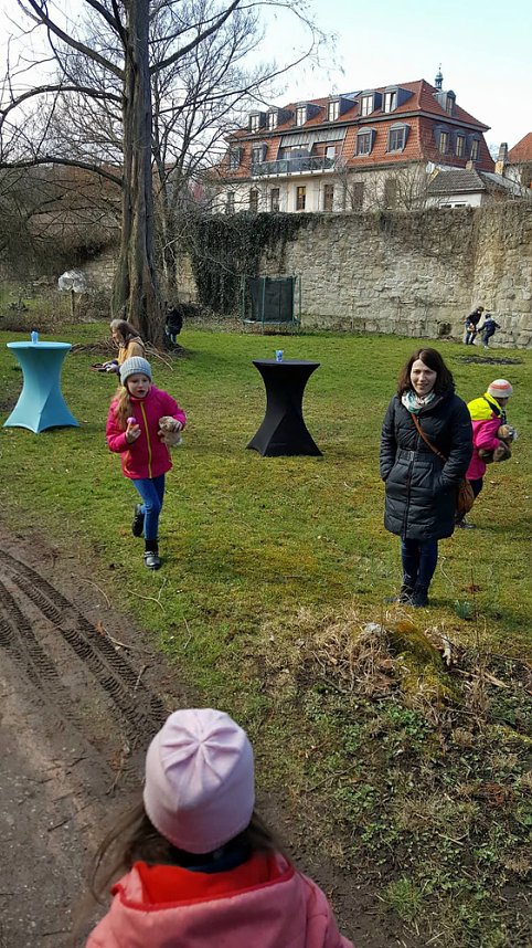 Ostereiersuche im Pfarrgarten.