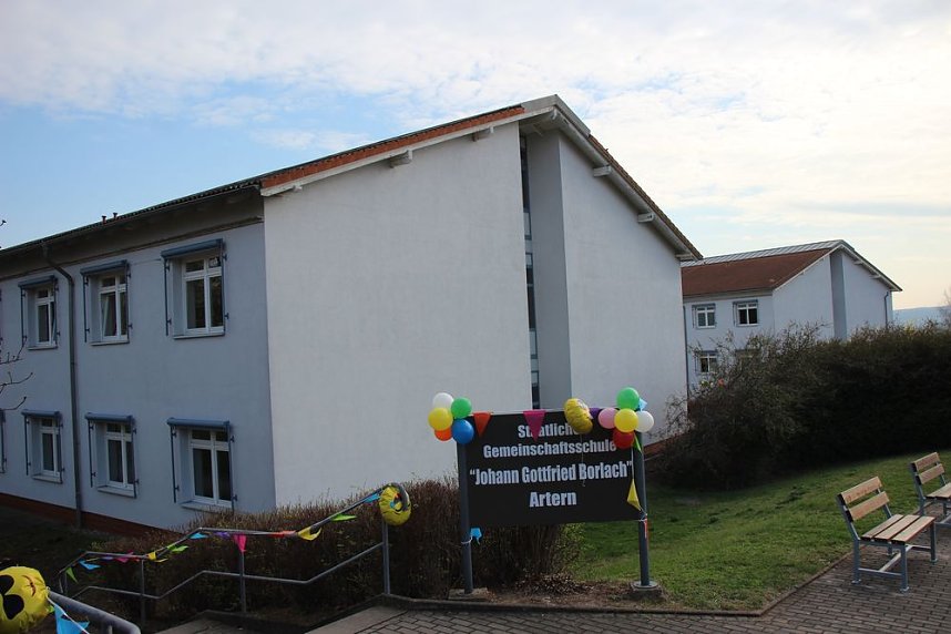 Landr&auml;tin &uuml;bergibt neues Schulgeb&auml;ude