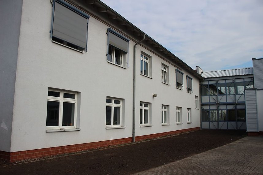 Landr&auml;tin &uuml;bergibt neues Schulgeb&auml;ude