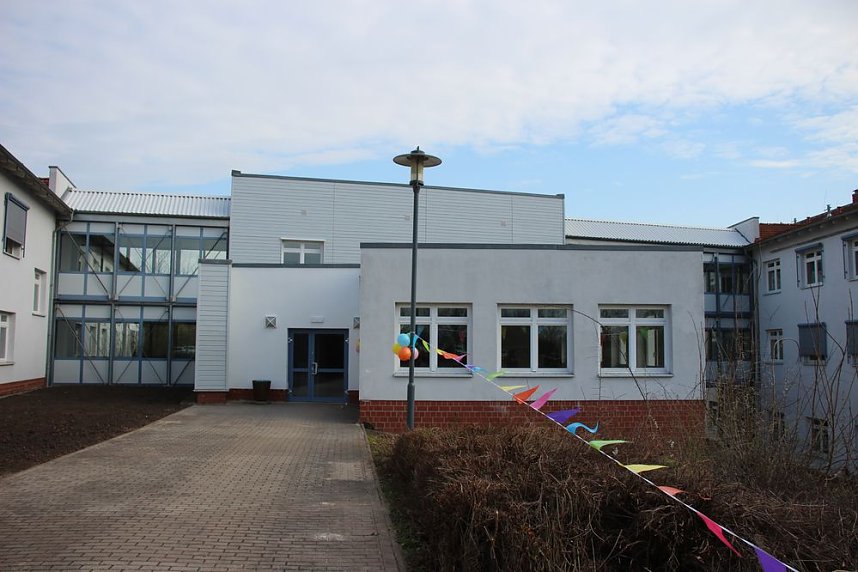 Landr&auml;tin &uuml;bergibt neues Schulgeb&auml;ude