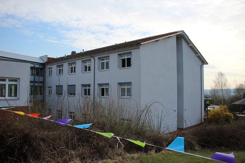 Landr&auml;tin &uuml;bergibt neues Schulgeb&auml;ude