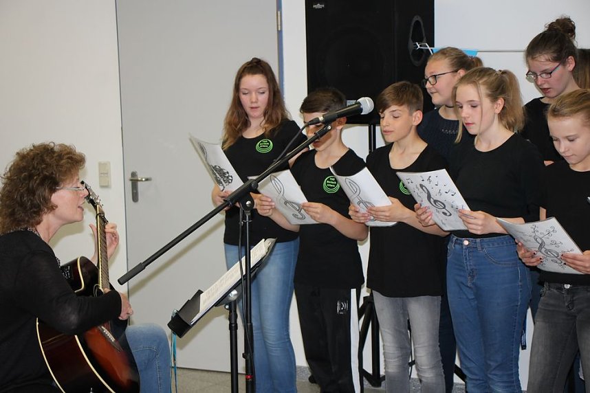 Landr&auml;tin &uuml;bergibt neues Schulgeb&auml;ude