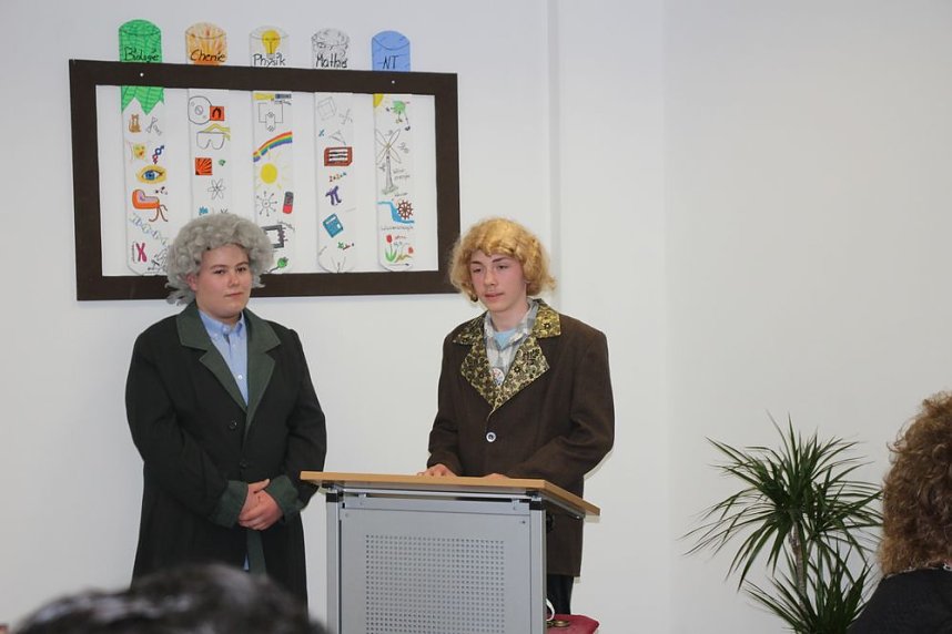 Landr&auml;tin &uuml;bergibt neues Schulgeb&auml;ude