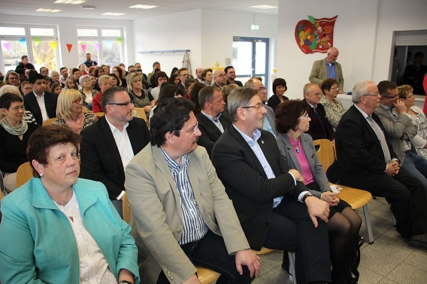 Landr&auml;tin &uuml;bergibt neues Schulgeb&auml;ude