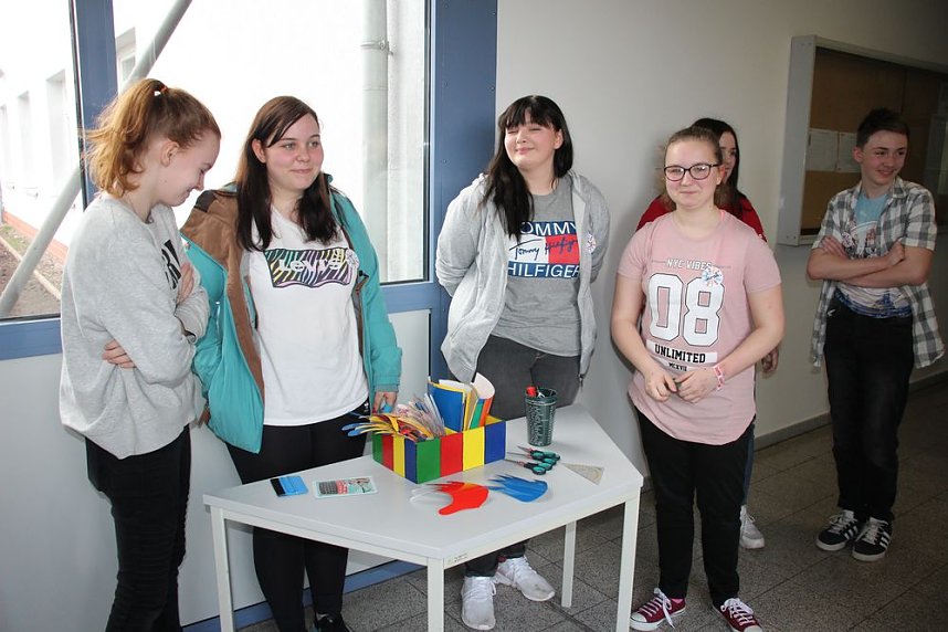 Landr&auml;tin &uuml;bergibt neues Schulgeb&auml;ude