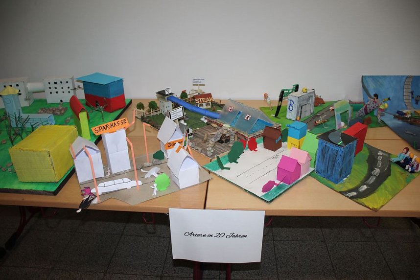 Landr&auml;tin &uuml;bergibt neues Schulgeb&auml;ude