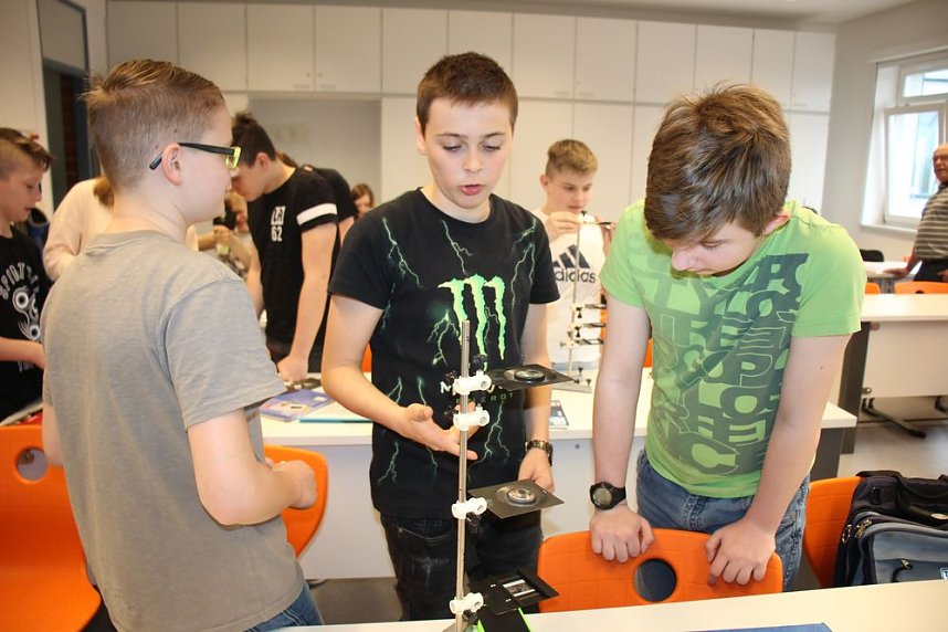 Landr&auml;tin &uuml;bergibt neues Schulgeb&auml;ude