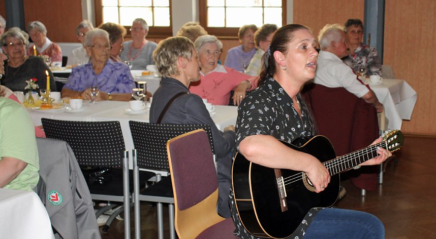 Die "H&uuml;tte" war voll - Fr&uuml;hlingsfest