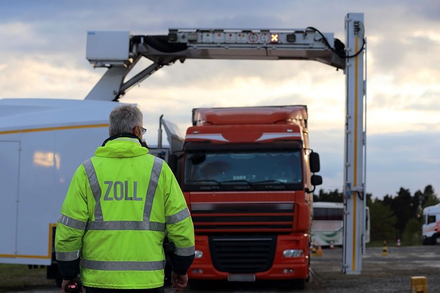 Zoll setzt schweres Ger&auml;t ein