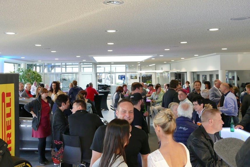 Afterwork-Party im Mercedes-Autohaus