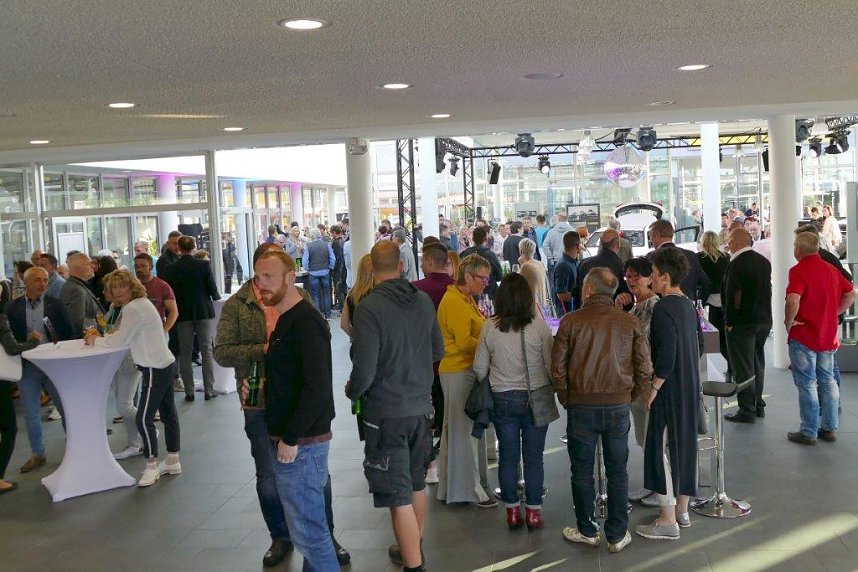 Afterwork-Party im Opel-Autohaus