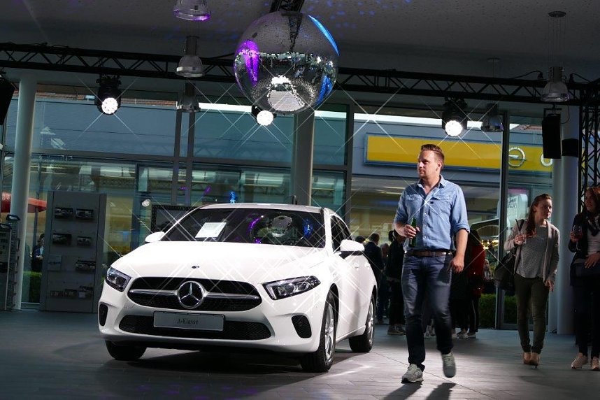 Afterwork-Party im Mercedes-Autohaus