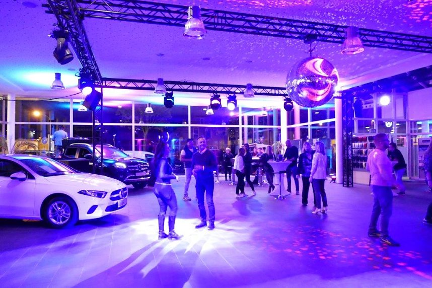Afterwork-Party im Mercedes-Autohaus