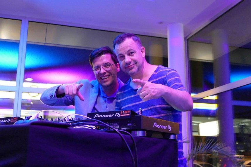 Afterwork-Party im Mercedes-Autohaus