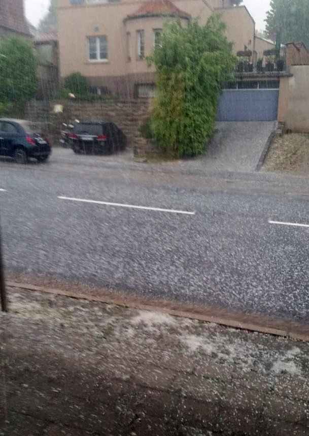 Hagel im Blumenkasten