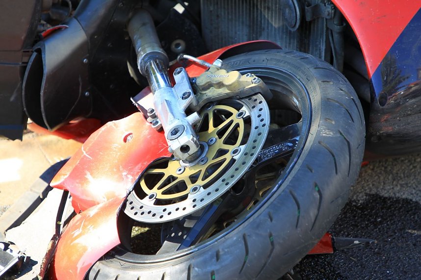 Motorradfahrer und Sozia bei Unfall verletzt