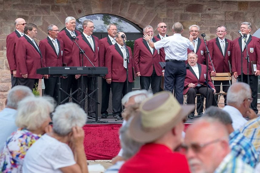 8. Kyffh&auml;user Singen auf dem Burghof