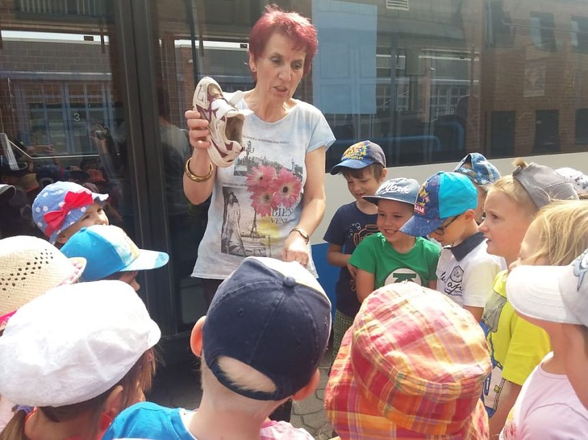 ABC-Sch&uuml;tzen &uuml;ben zuk&uuml;nftigen Schulweg