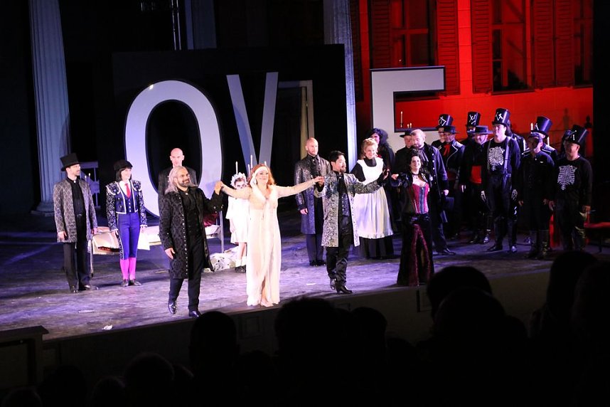 La traviata mit glanzvoller Premiere