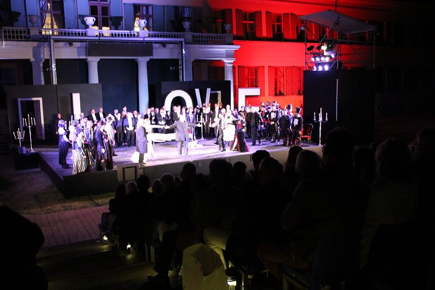 La traviata mit glanzvoller Premiere