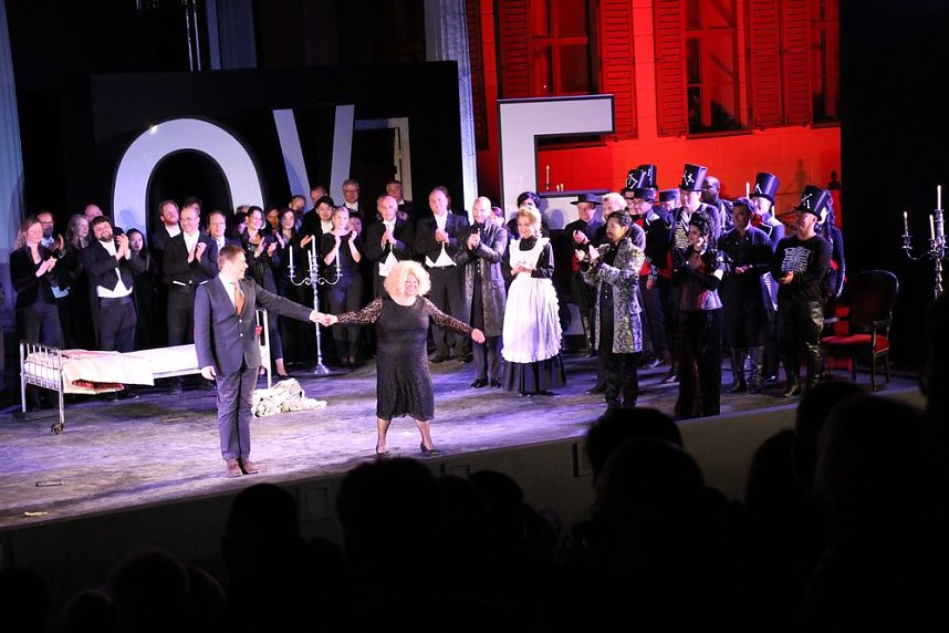 La traviata mit glanzvoller Premiere