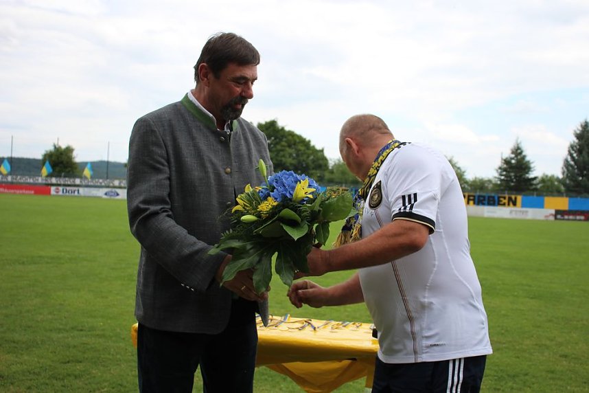 Verabschiedet und begr&uuml;&szlig;t