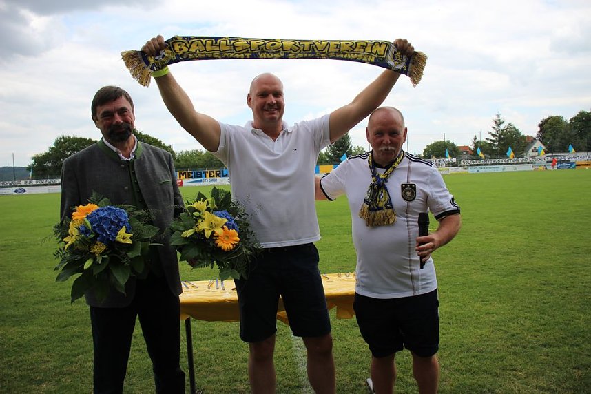 Verabschiedet und begr&uuml;&szlig;t